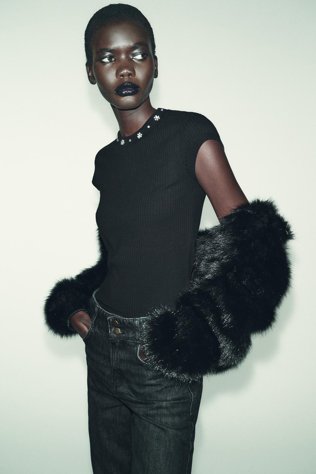 ФУТБОЛКА С КОРОТКИМИ РУКАВАМИ И БУСИНАМИ