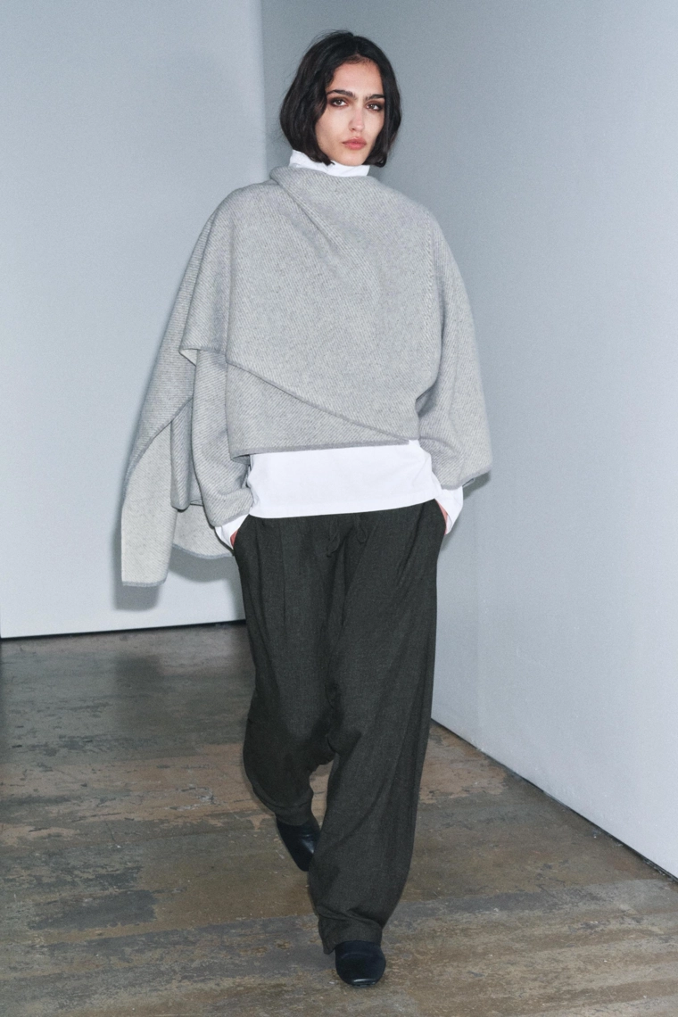 Пальто-пончо из 100% шерсти с шарфом