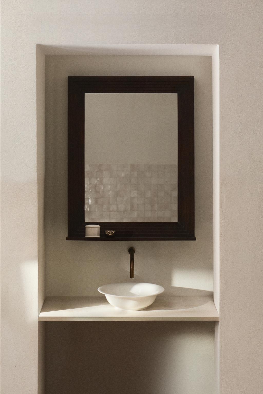 Деревянное настенное зеркало