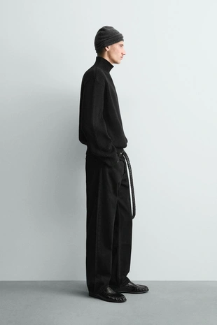 Свитер из рельефной ткани с воротником-стойкой