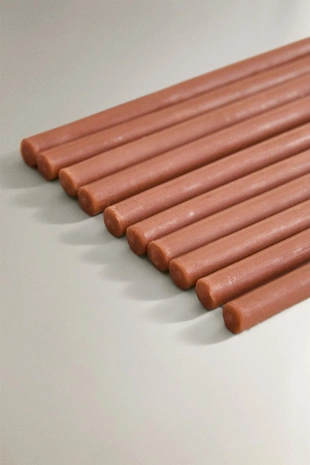 Набор из десяти узких декоративных свечей цвета тоффи- Заказать в России