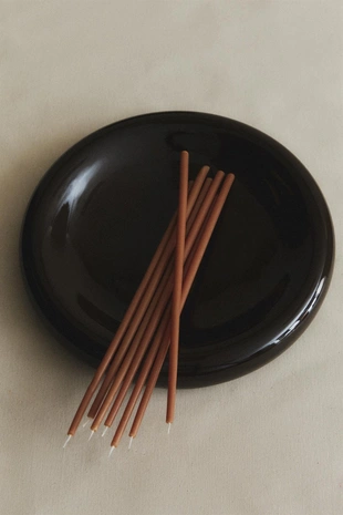 Набор из десяти узких декоративных свечей цвета тоффи- Заказать в России