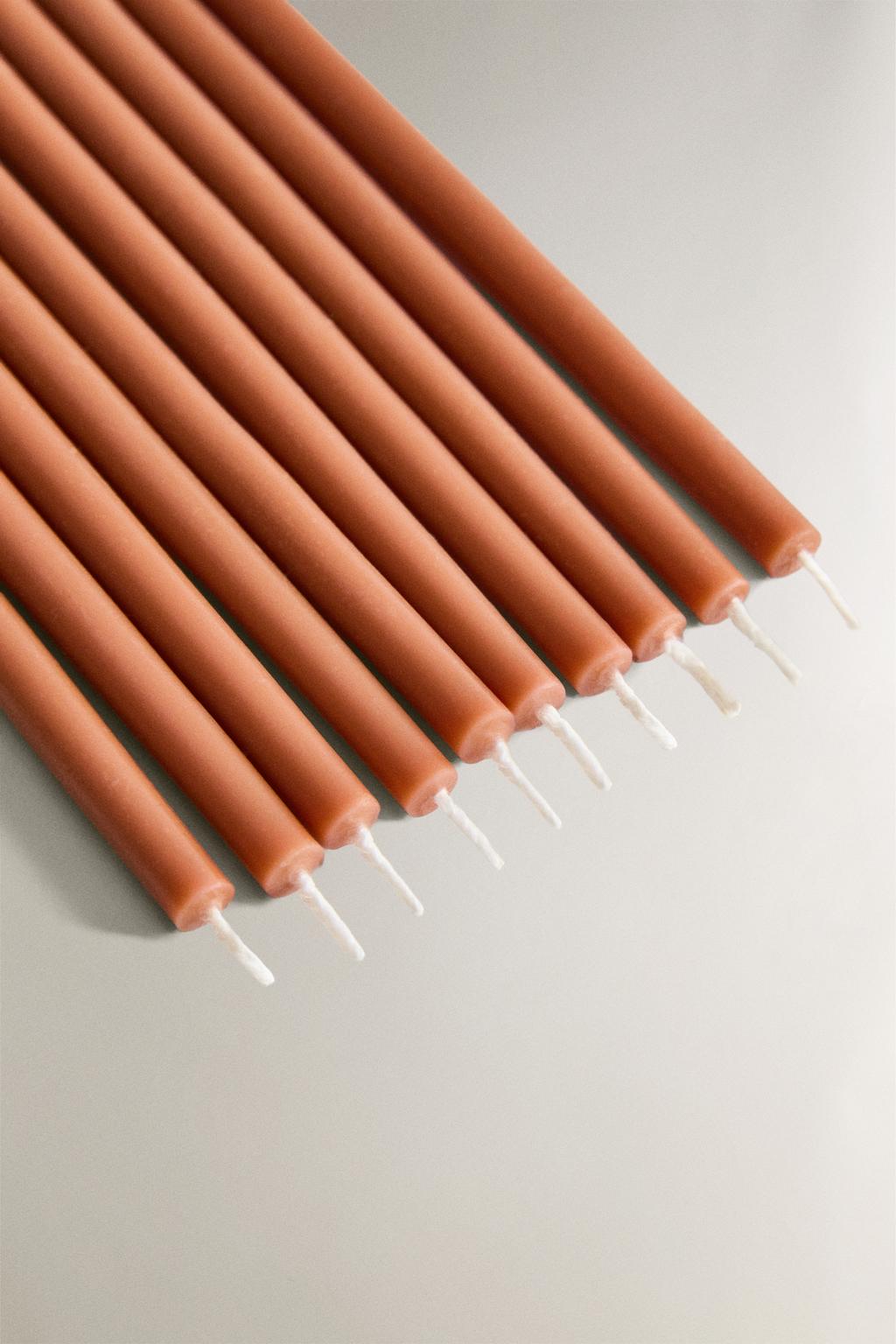 Набор из десяти узких декоративных свечей цвета тоффи