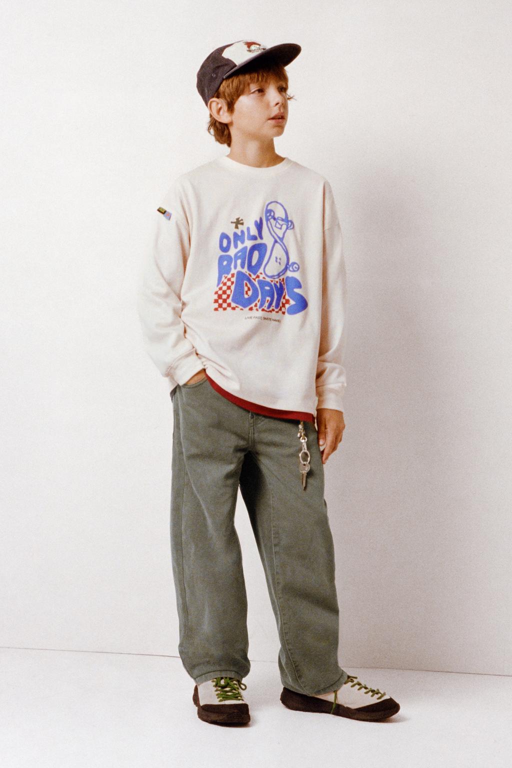 ФУТБОЛКА С ПРИНТОМ И НАШИВКОЙ