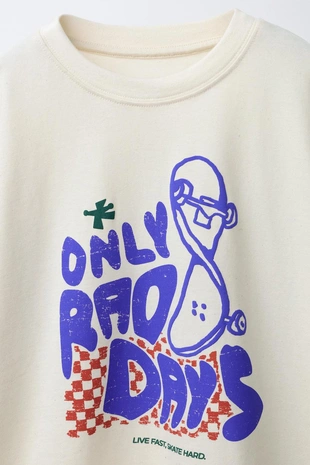 Футболка с принтом и нашивкой- Заказать в России