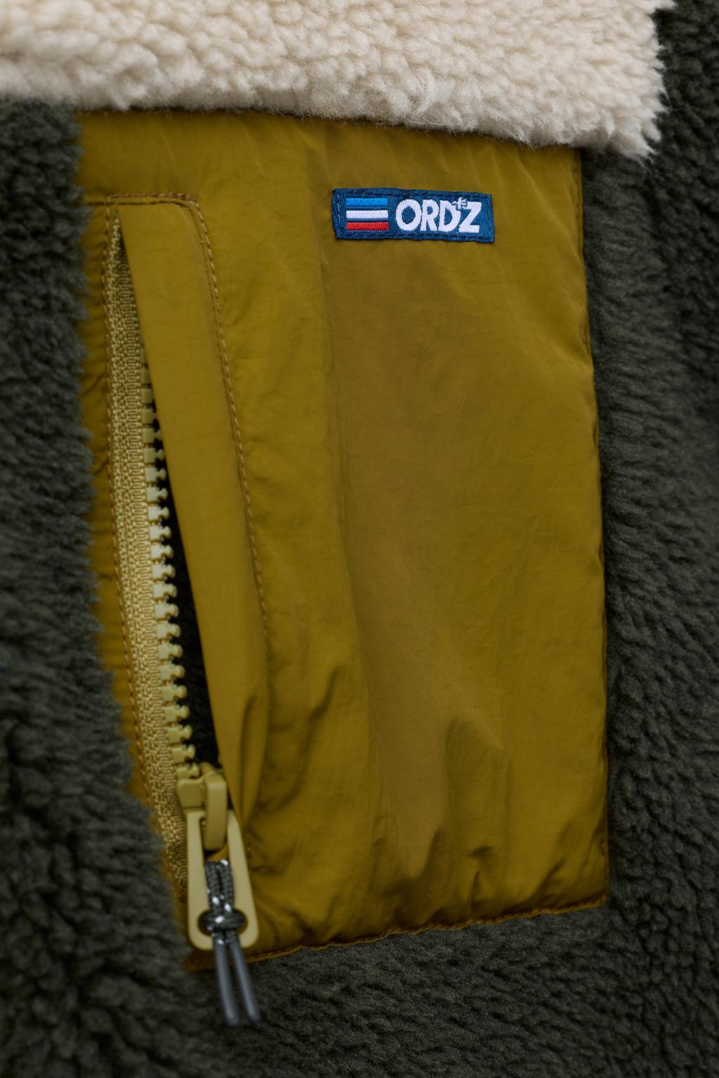 КУРТКА ИЗ ИСКУССТВЕННОЙ ОВЧИНЫ В СТИЛЕ КОЛОР-БЛОК