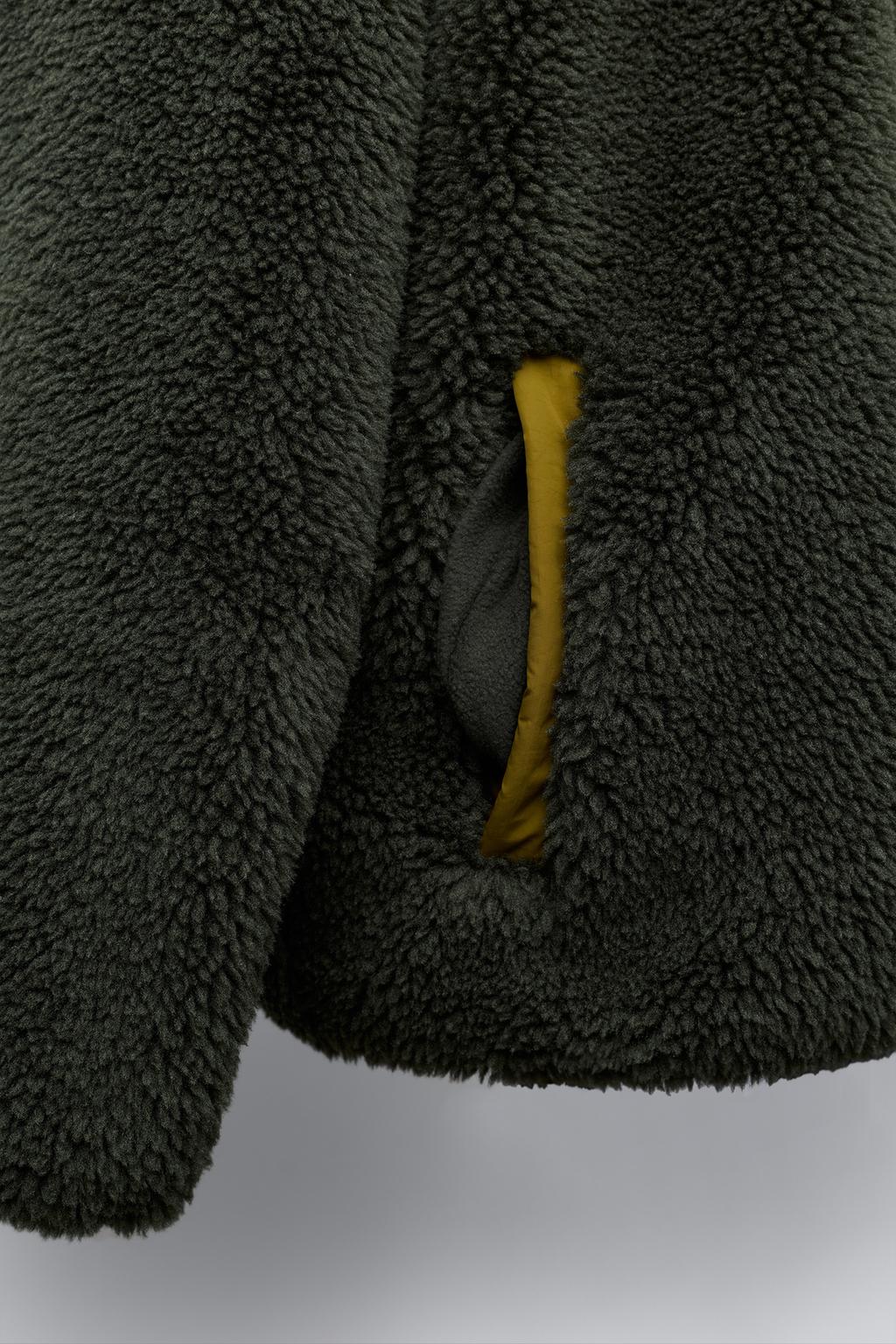 КУРТКА ИЗ ИСКУССТВЕННОЙ ОВЧИНЫ В СТИЛЕ КОЛОР-БЛОК