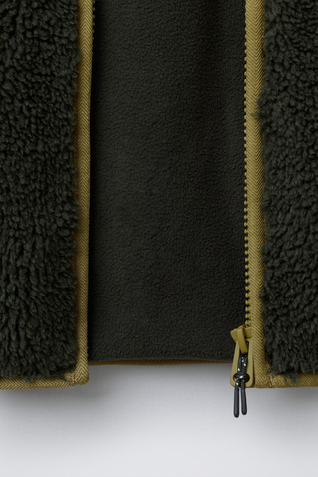 КУРТКА ИЗ ИСКУССТВЕННОЙ ОВЧИНЫ В СТИЛЕ КОЛОР-БЛОК