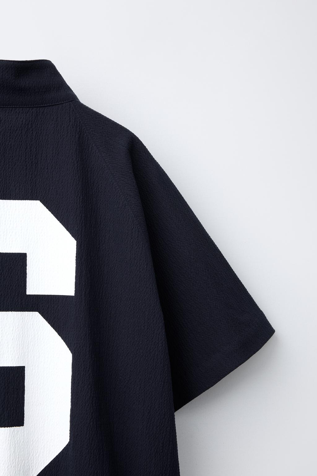 ТОЛСТОВКА-КЕНГУРУ ИЗ СЕАРСАКЕРА С КОРОТКИМИ РУКАВАМИ