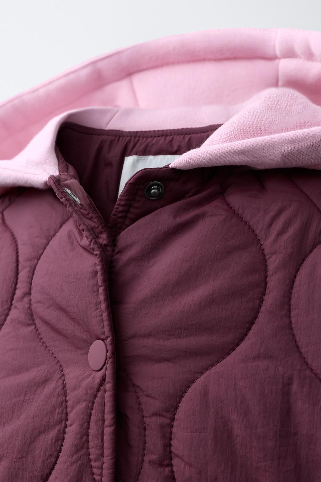 СТЕГАНАЯ КУРТКА С КАПЮШОНОМ И ВЫШИВКОЙ В ВИДЕ МЕДВЕЖОНКА