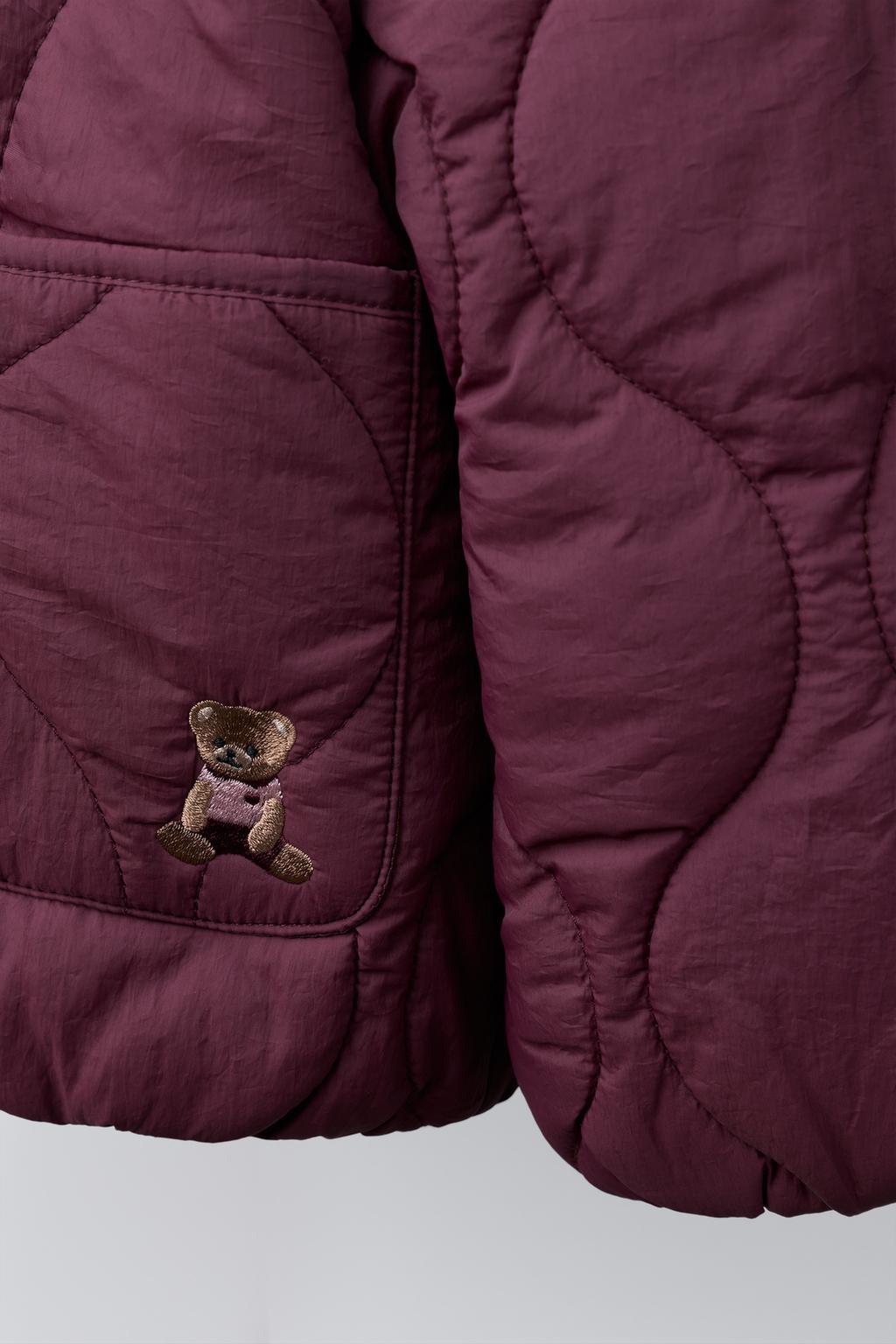 СТЕГАНАЯ КУРТКА С КАПЮШОНОМ И ВЫШИВКОЙ В ВИДЕ МЕДВЕЖОНКА