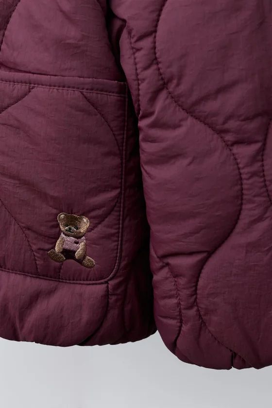 СТЕГАНАЯ КУРТКА С КАПЮШОНОМ И ВЫШИВКОЙ В ВИДЕ МЕДВЕЖОНКА
