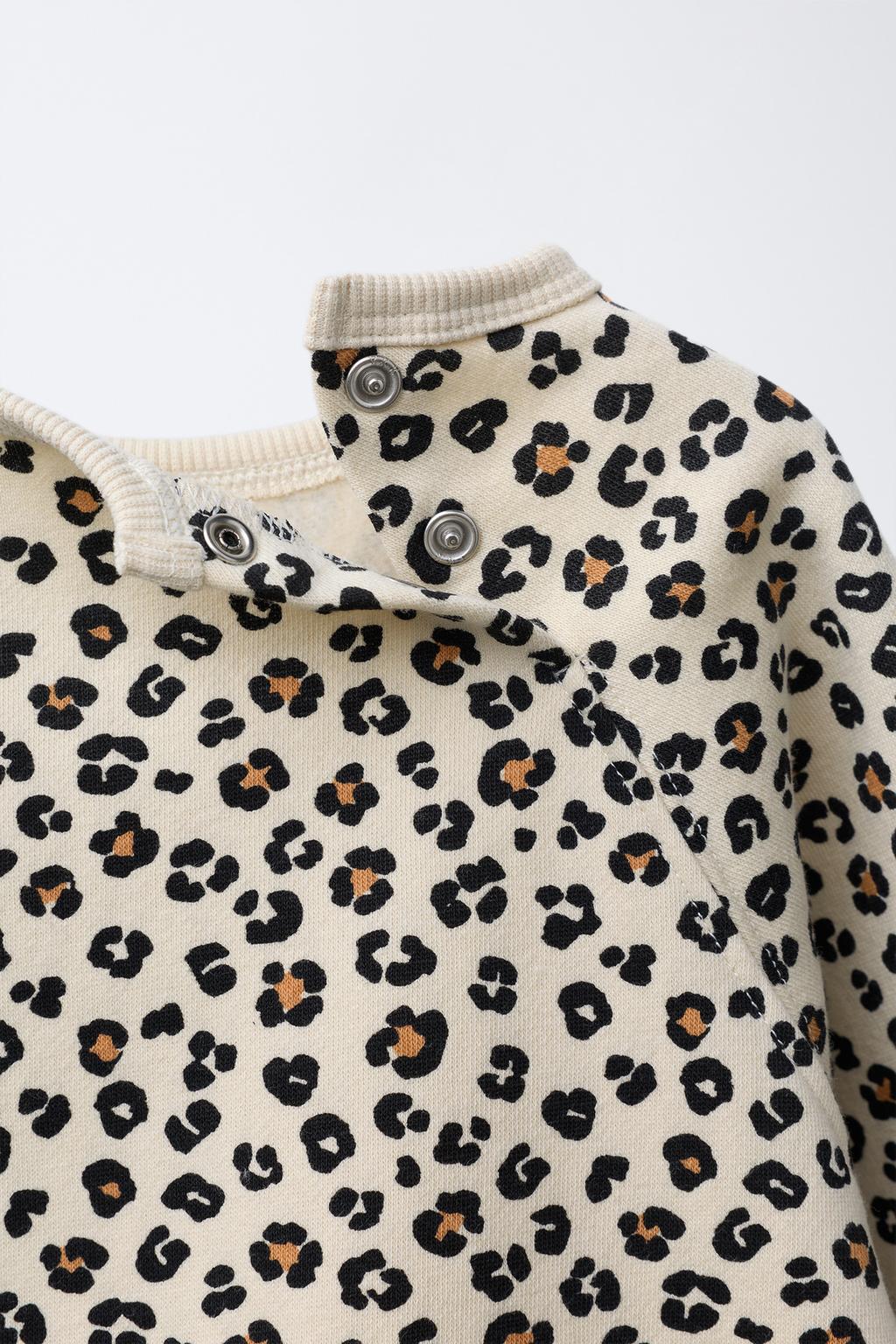 КОМПЛЕКТ ИЗ ТОЛСТОВКИ И ЛЕГИНСОВ С АНИМАЛИСТИЧНЫМ ПРИНТОМ