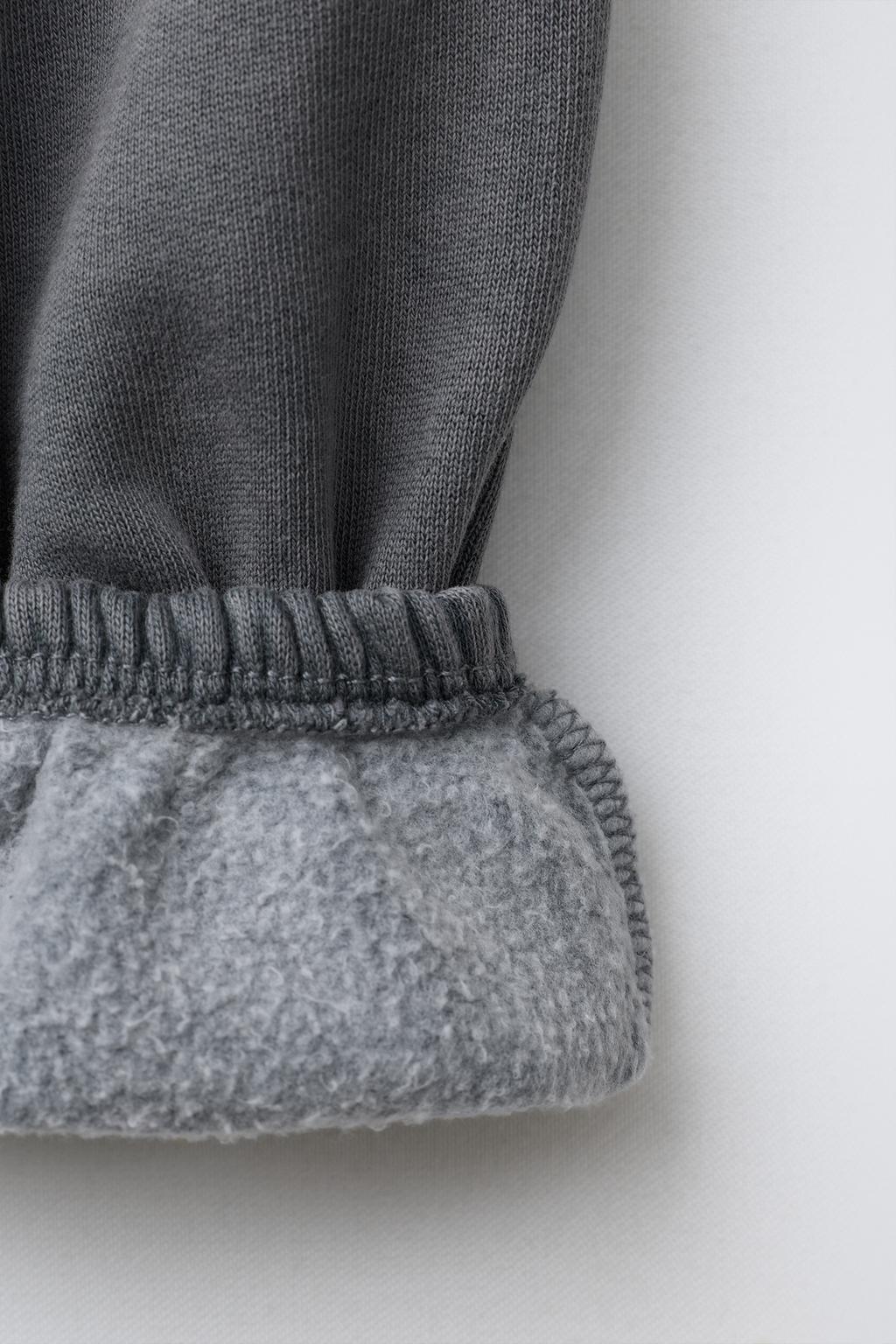 ДЖОГГЕРЫ С ЭФФЕКТОМ ПОТЕРТОСТИ И НАШИВКОЙ