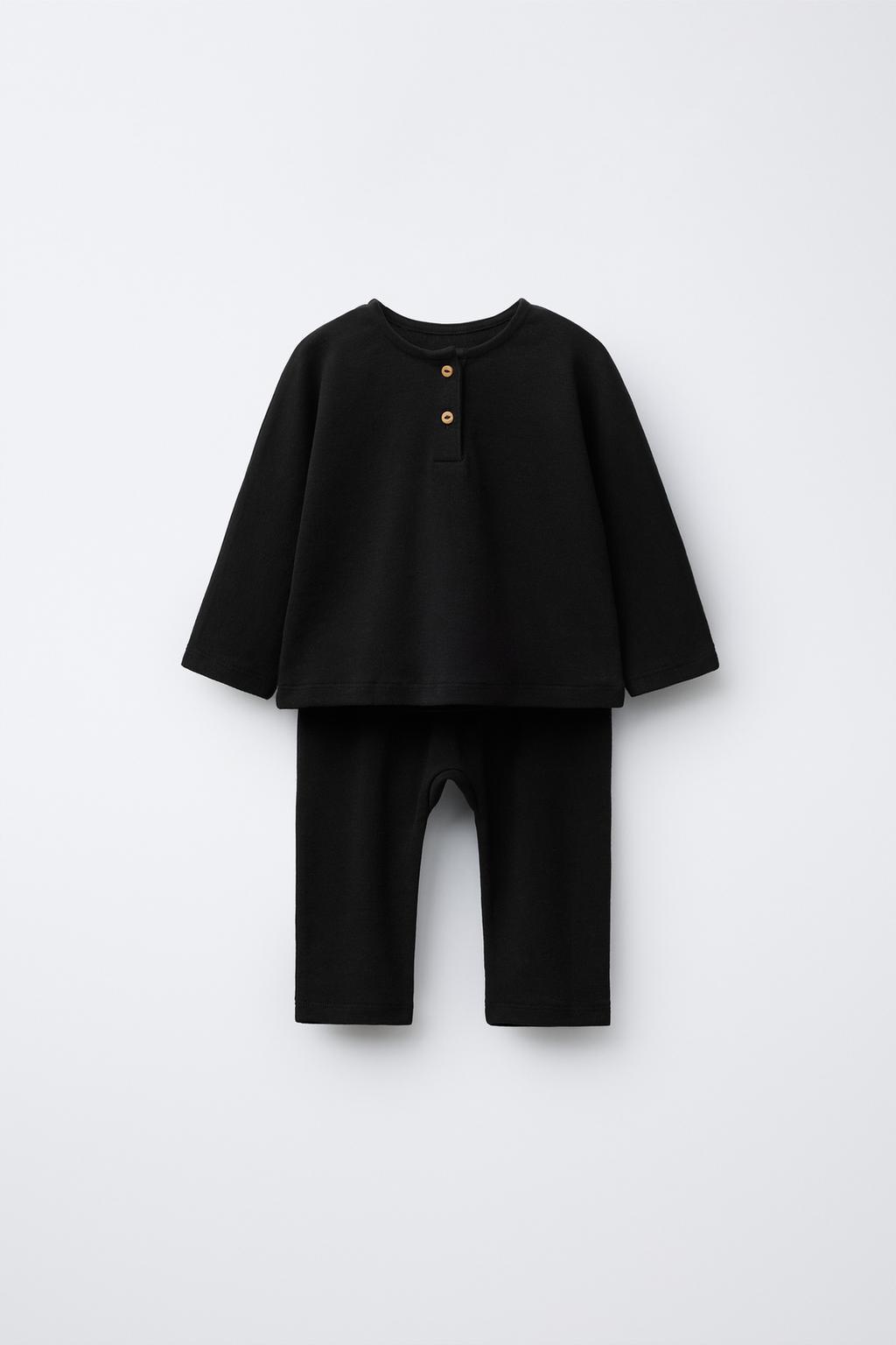 КОМПЛЕКТ ИЗ ФУТБОЛКИ ХЕНЛИ И ОДНОТОННЫХ БРЮК