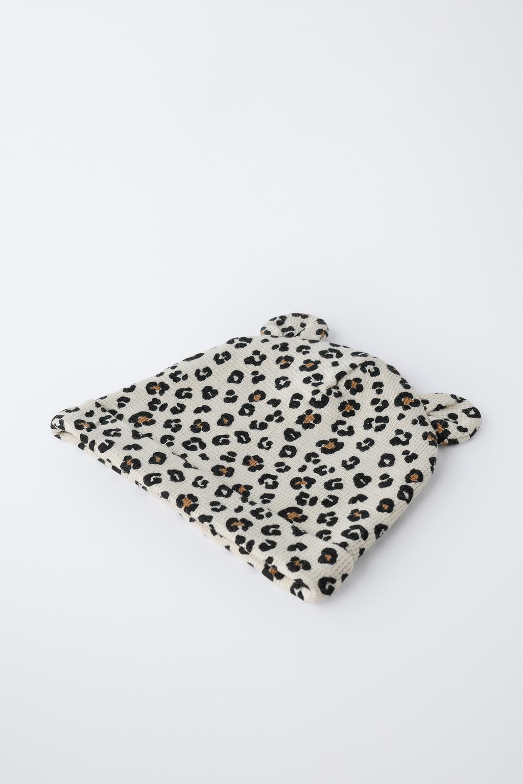 НАБОР ИЗ ДВУХ ВЯЗАНЫХ ШЛЯП С АНИМАЛИСТИЧЕСКИМ ПРИНТОМ И УШКАМИ