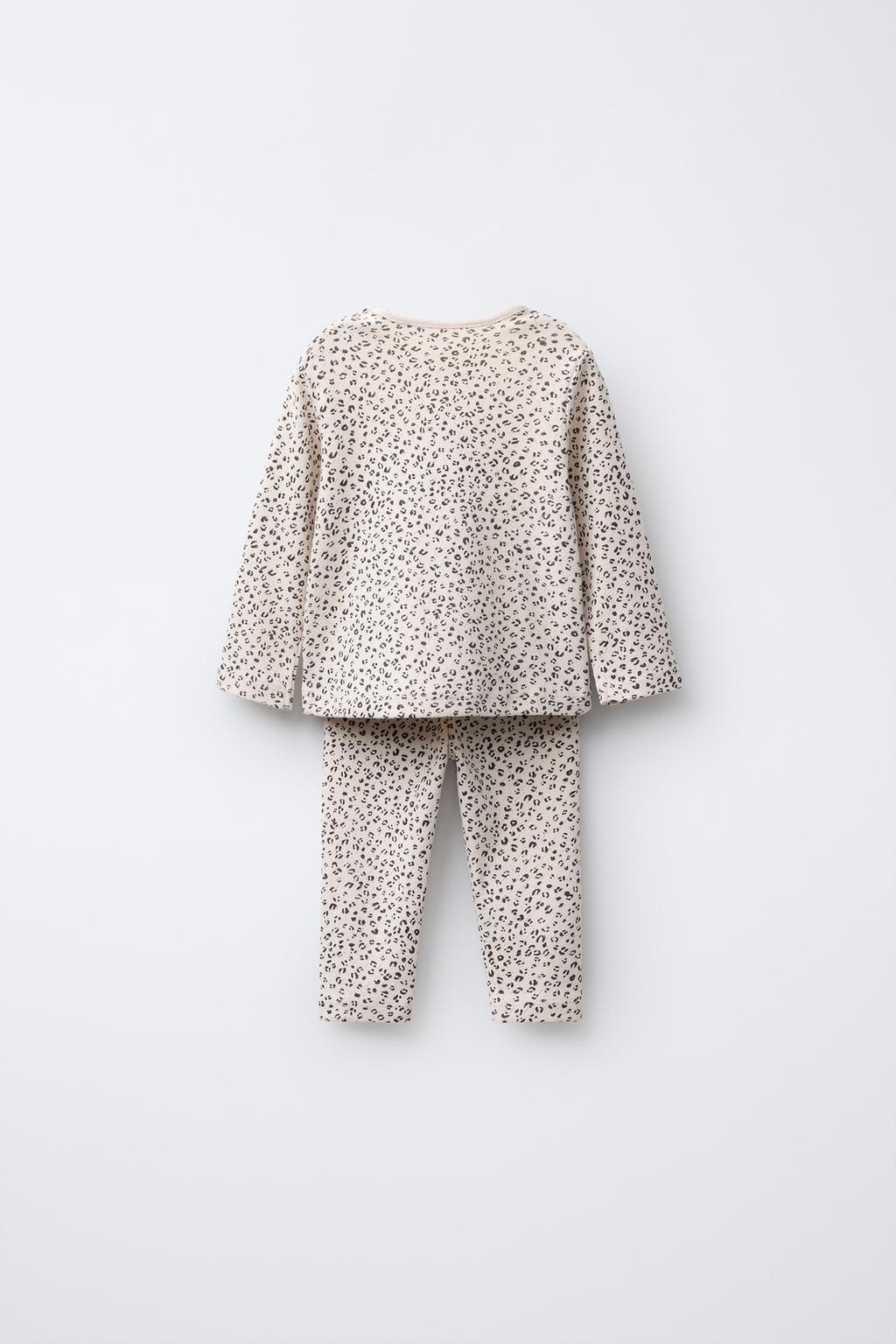 КОМПЛЕКТ ИЗ ФУТБОЛКИ И ЛЕГИНСОВ ВЯЗКИ POINTELLE С АНИМАЛИСТИЧНЫМ ПРИНТОМ