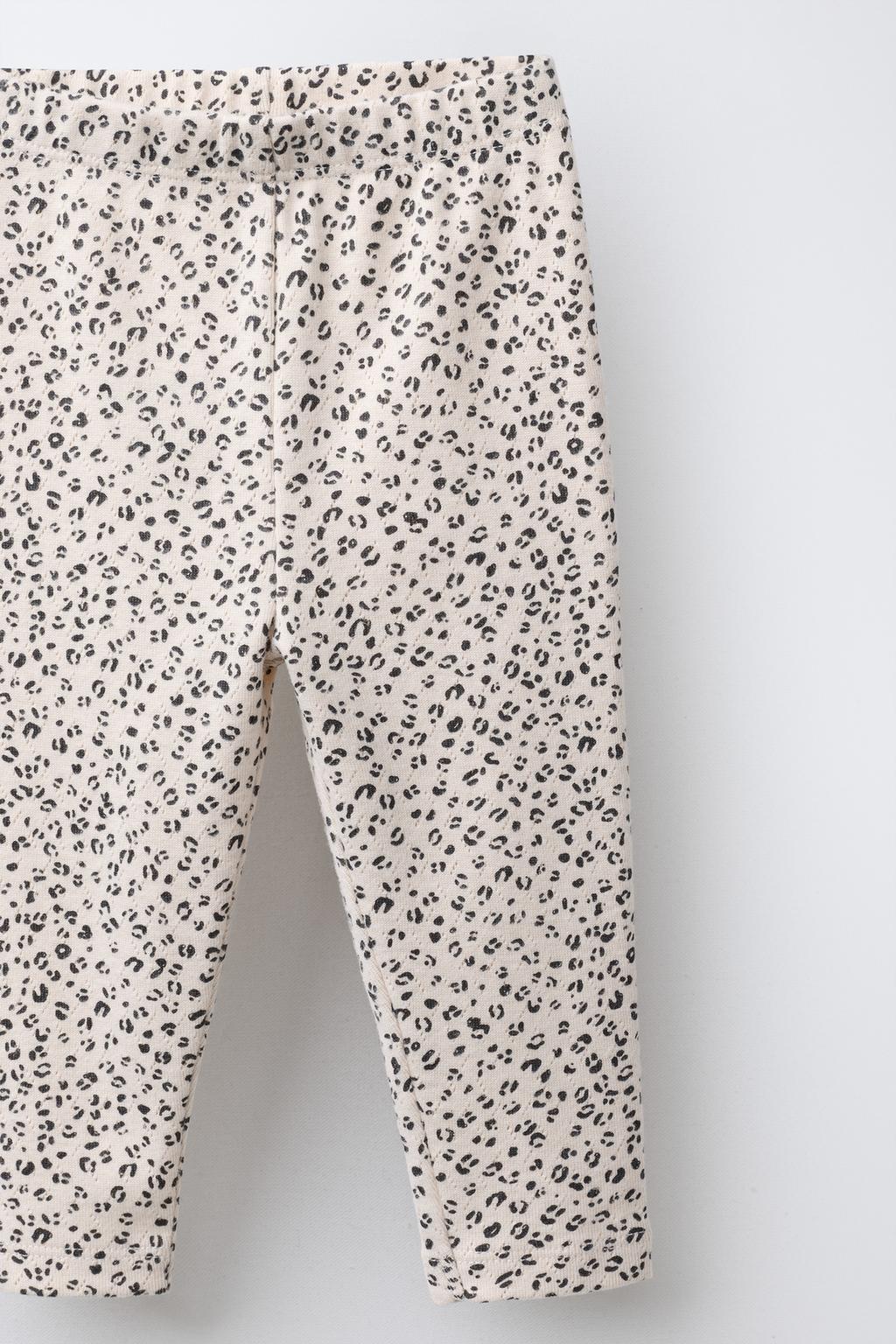 КОМПЛЕКТ ИЗ ФУТБОЛКИ И ЛЕГИНСОВ ВЯЗКИ POINTELLE С АНИМАЛИСТИЧНЫМ ПРИНТОМ