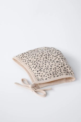 Комплект чепчик и нагрудник с анималистичным принтом- Заказать в России