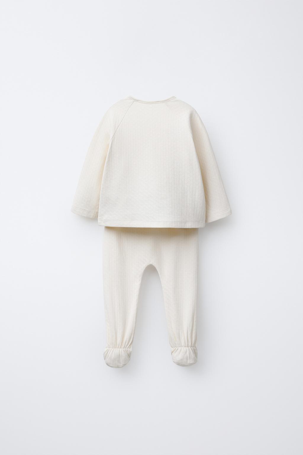 КОМПЛЕКТ ИЗ ФУТБОЛКИ И ЛЕГИНСОВ С РЕЛЬЕФНЫМ УЗОРОМ