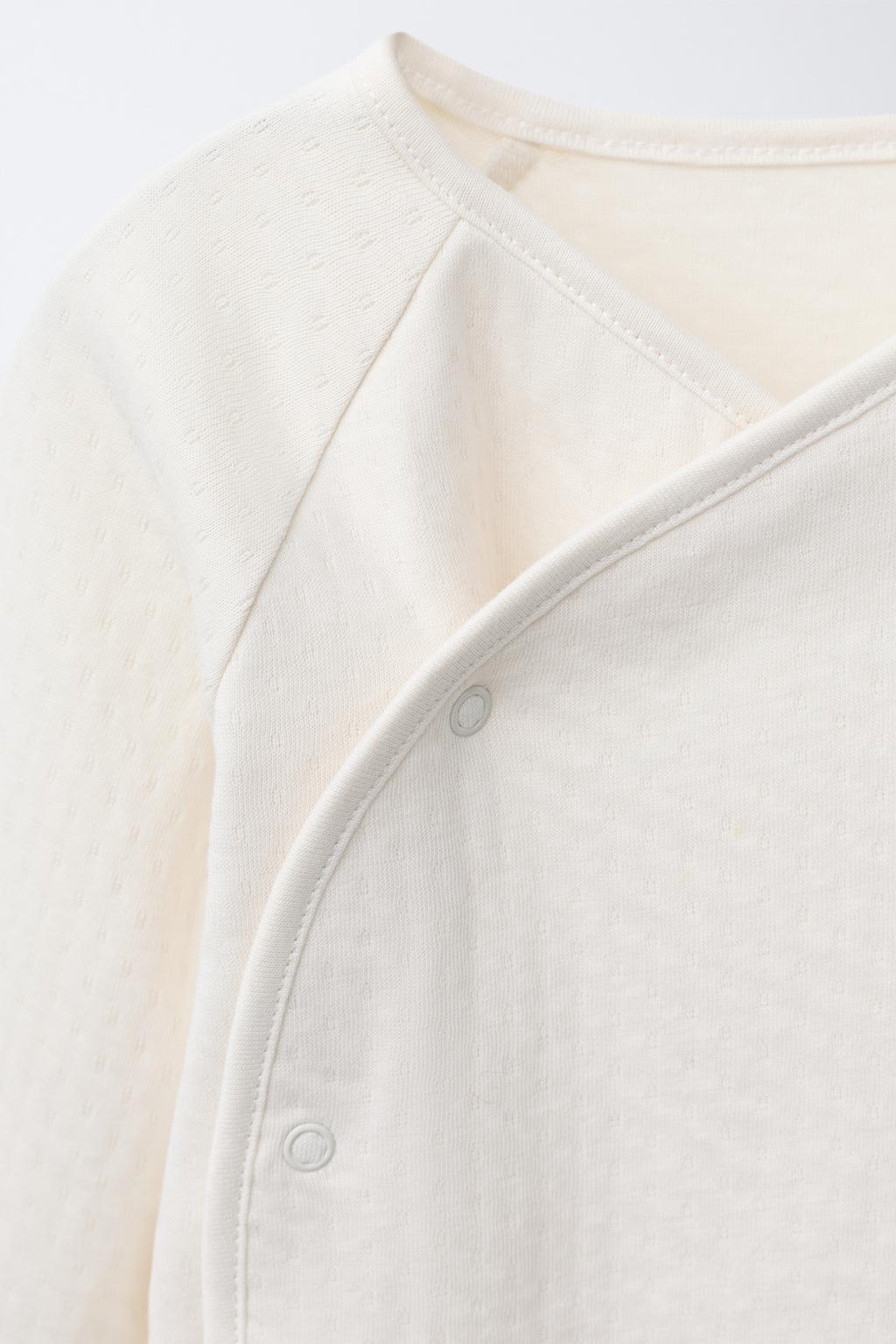 КОМПЛЕКТ ИЗ ФУТБОЛКИ И ЛЕГИНСОВ С РЕЛЬЕФНЫМ УЗОРОМ