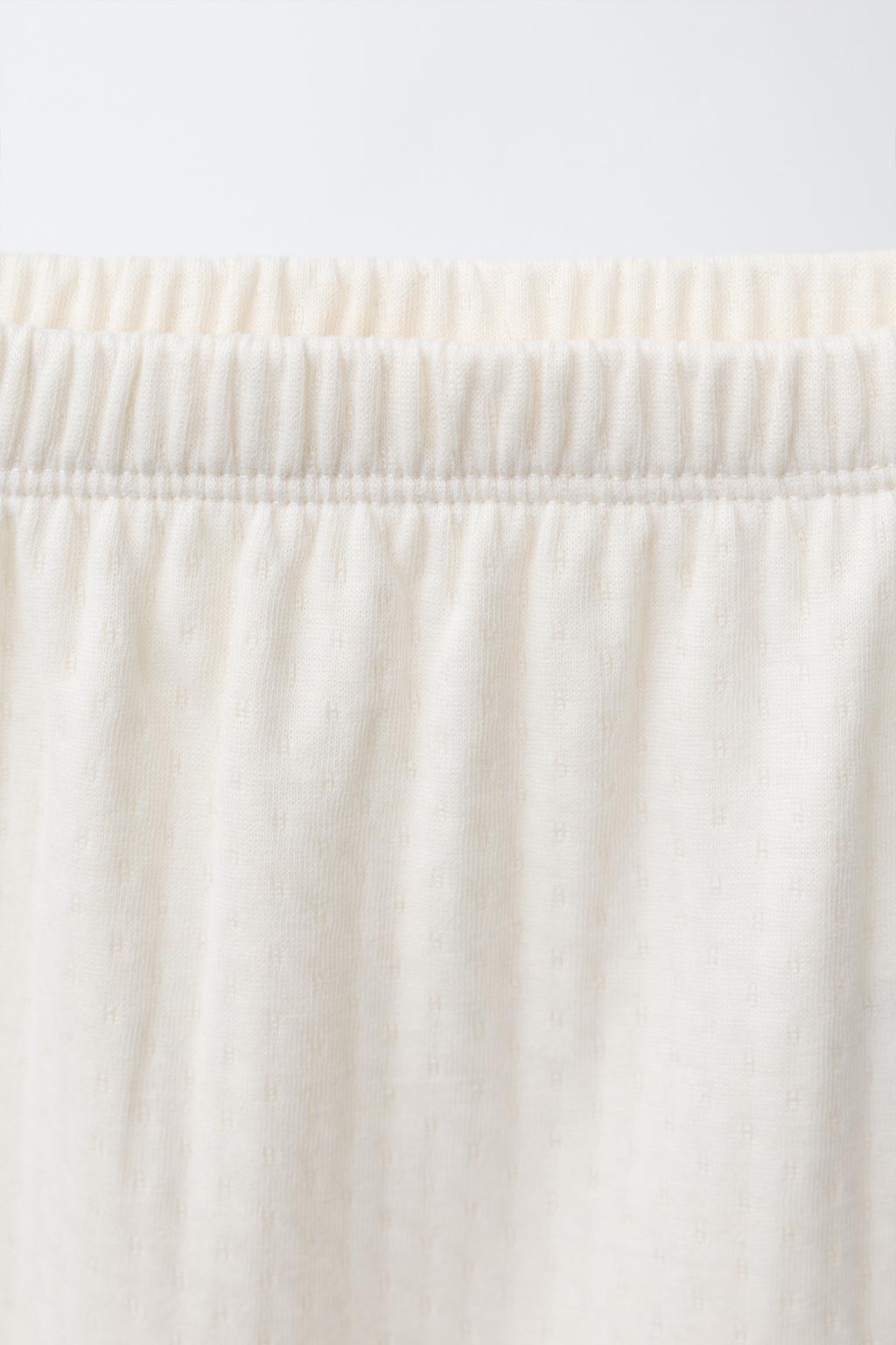 КОМПЛЕКТ ИЗ ФУТБОЛКИ И ЛЕГИНСОВ С РЕЛЬЕФНЫМ УЗОРОМ