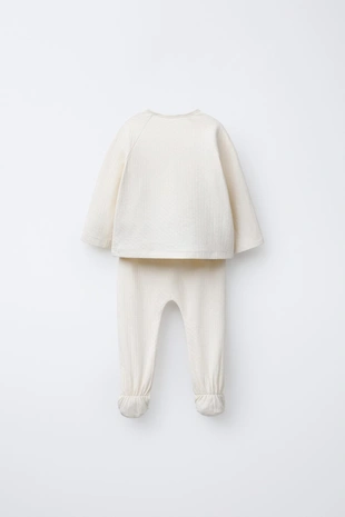 Комплект из футболки и легинсов с рельефным узором- Заказать в России