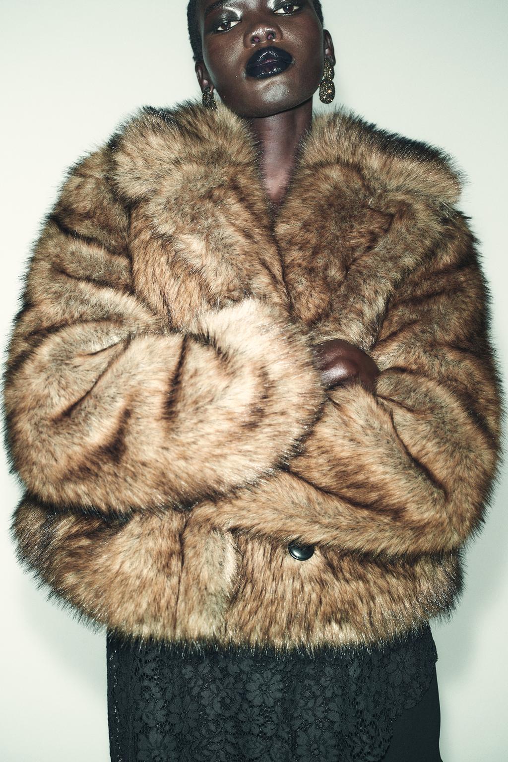 КОРОТКОЕ ПАЛЬТО ИЗ ИСКУССТВЕННОГО МЕХА