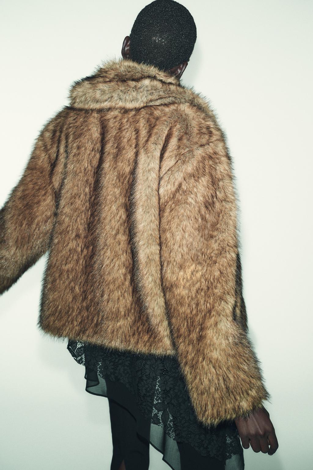 КОРОТКОЕ ПАЛЬТО ИЗ ИСКУССТВЕННОГО МЕХА