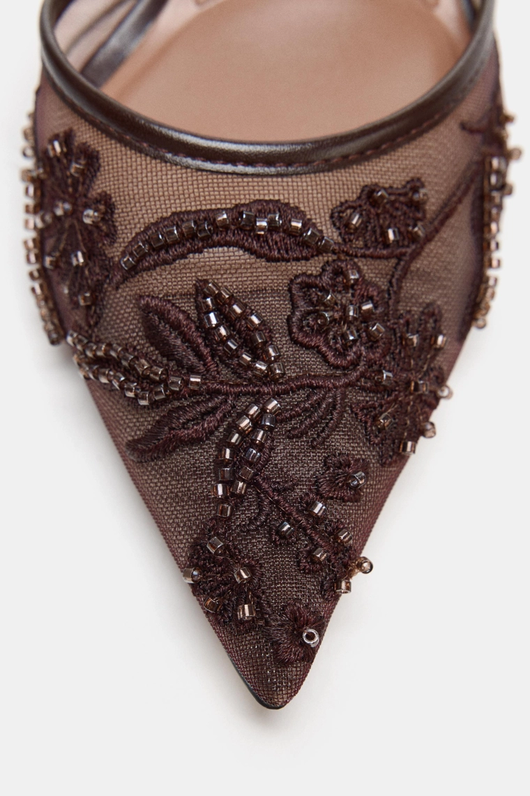 Туфли на каблуке с камнями и стразами