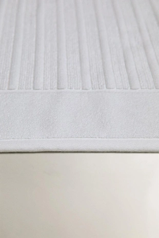 Велюровый коврик для ванны с полосатым узором