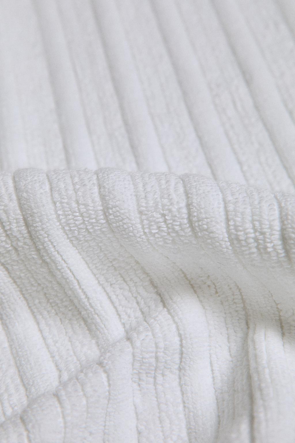 Велюровый коврик для ванны с полосатым узором