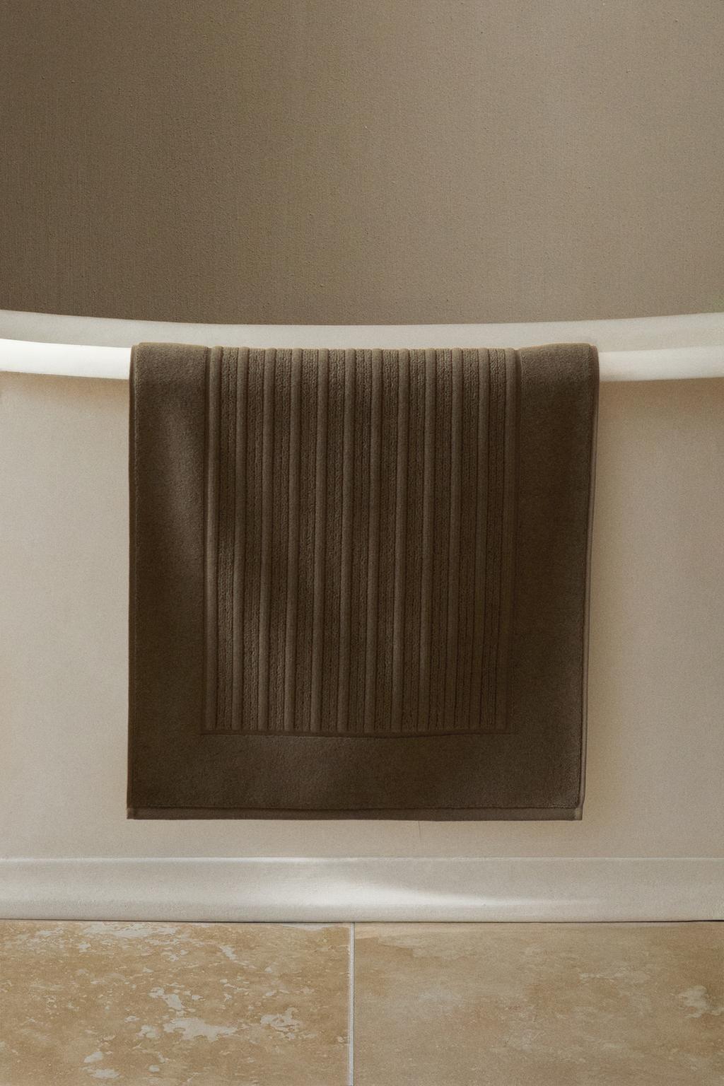 Велюровый коврик для ванны с полосатой текстурой