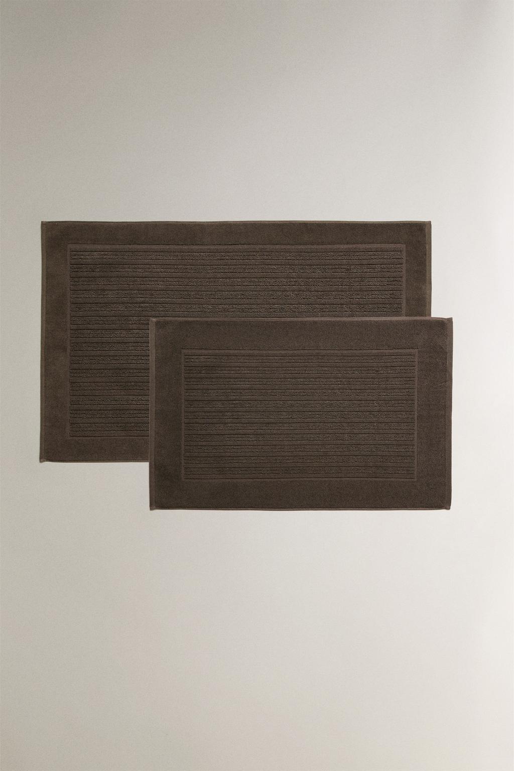 Велюровый коврик для ванны с полосатой текстурой