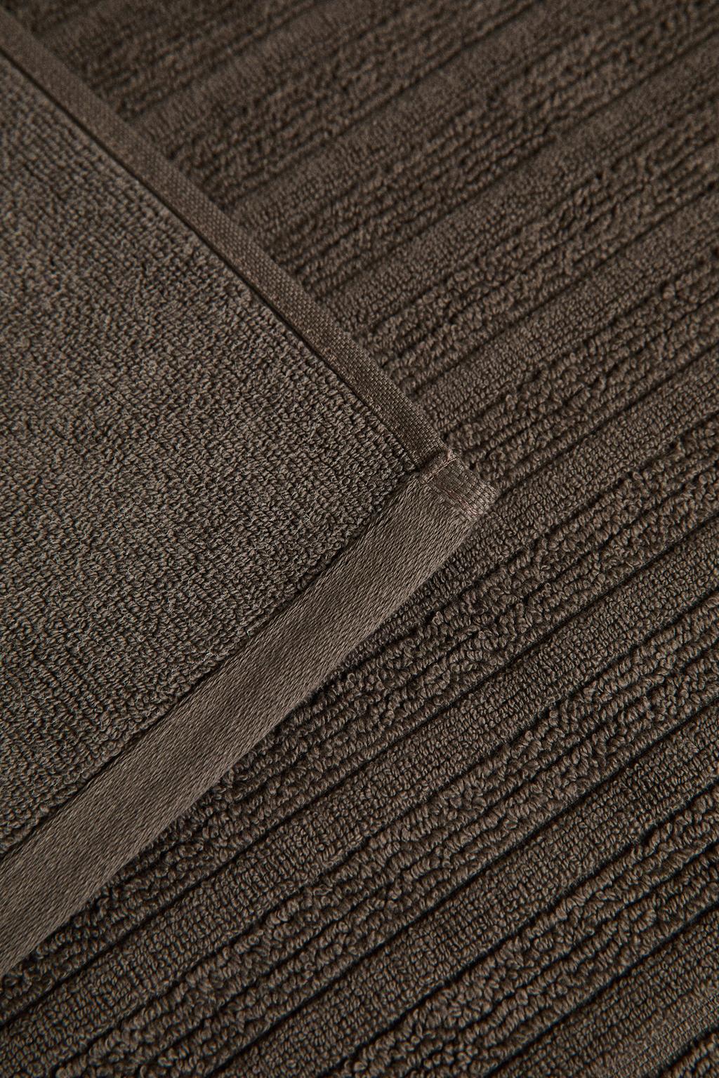 Велюровый коврик для ванны с полосатой текстурой