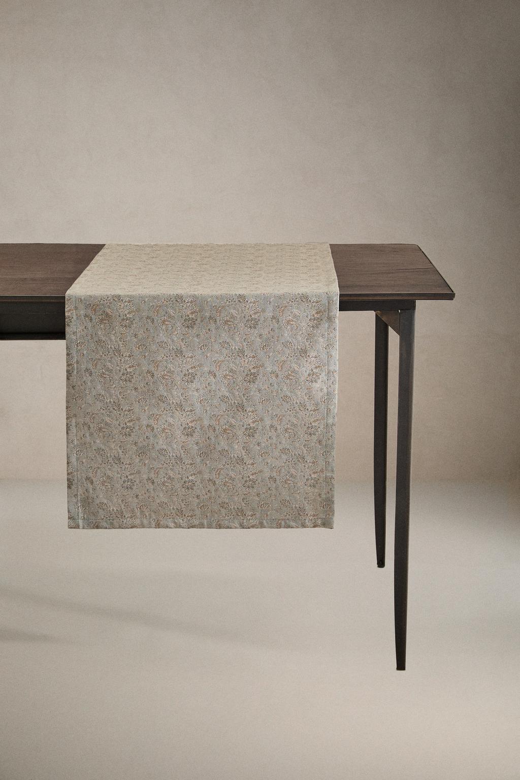 Столовый бегунок с цветочным жаккардовым узором