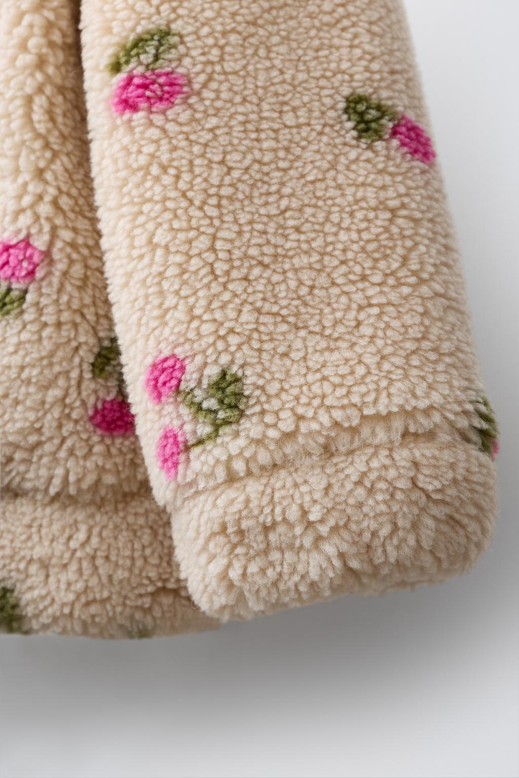 КУРТКА ИЗ ИСКУССТВЕННОЙ ОВЧИНЫ С ВИШНЯМИ