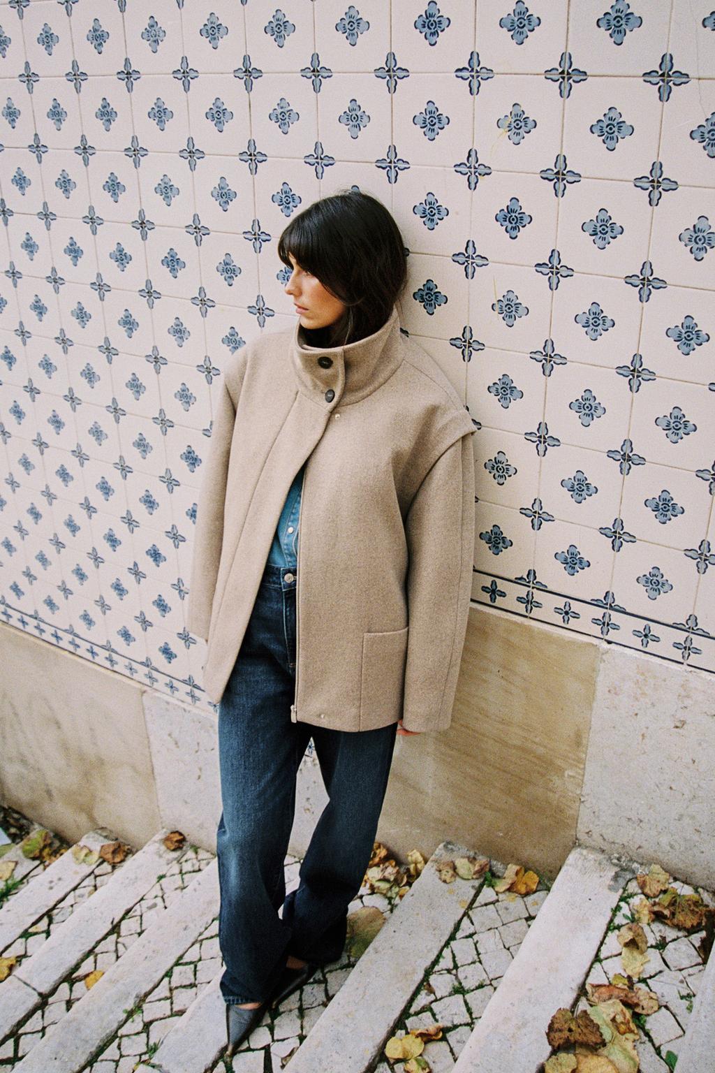 КОРОТКОЕ ПАЛЬТО ИЗ СМЕСОВОЙ ШЕРСТИ С ВОРОТНИКОМ-СТОЙКОЙ