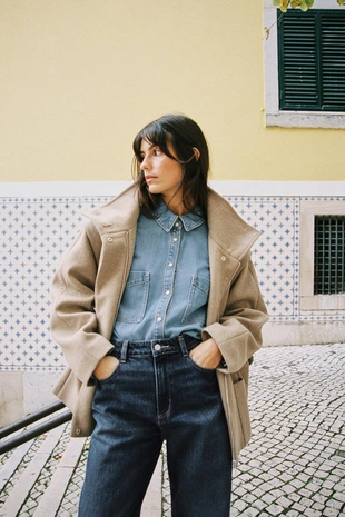 Короткое пальто из смесовой шерсти с воротником-стойкой- Заказать в России