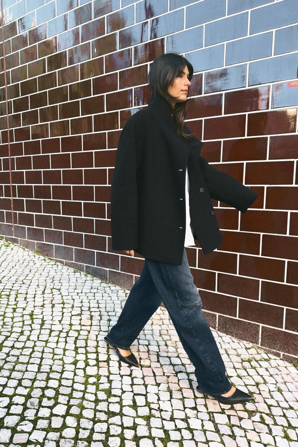 КОРОТКОЕ ПАЛЬТО ИЗ СМЕСОВОЙ ШЕРСТИ С ВОРОТНИКОМ-СТОЙКОЙ