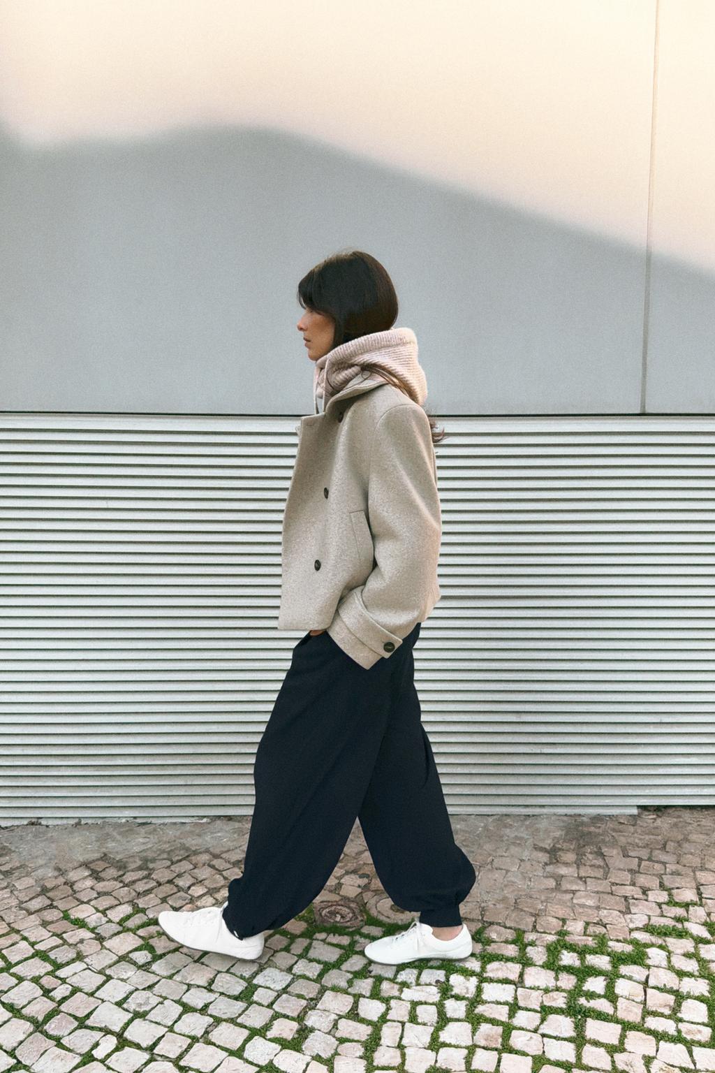 КОРОТКОЕ ПАЛЬТО С ВЫСОКИМ ВОРОТНИКОМ