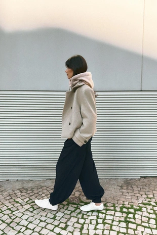 Короткое пальто с высоким воротником- Заказать в России