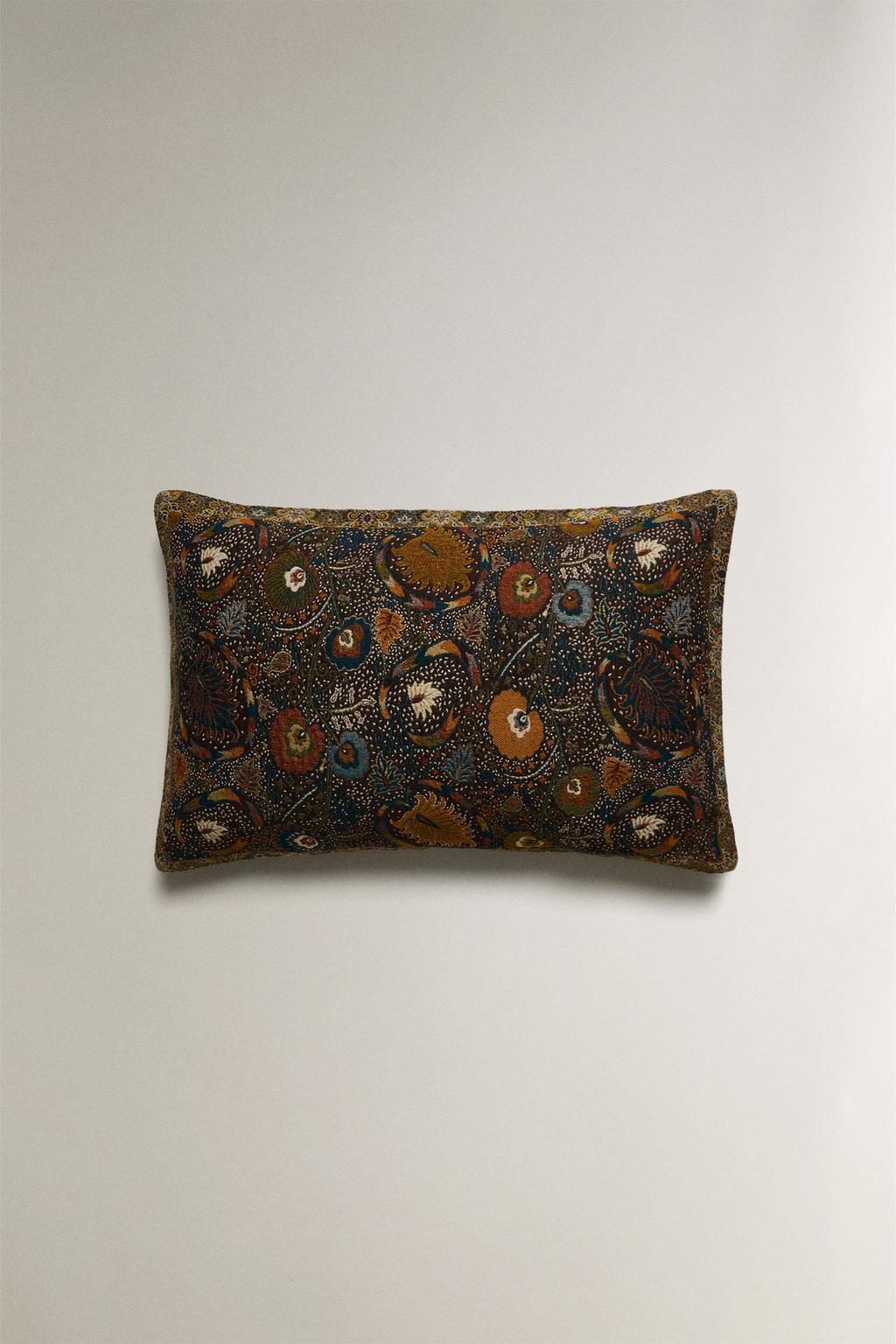 Подушка с жаккардовым цветочным узором