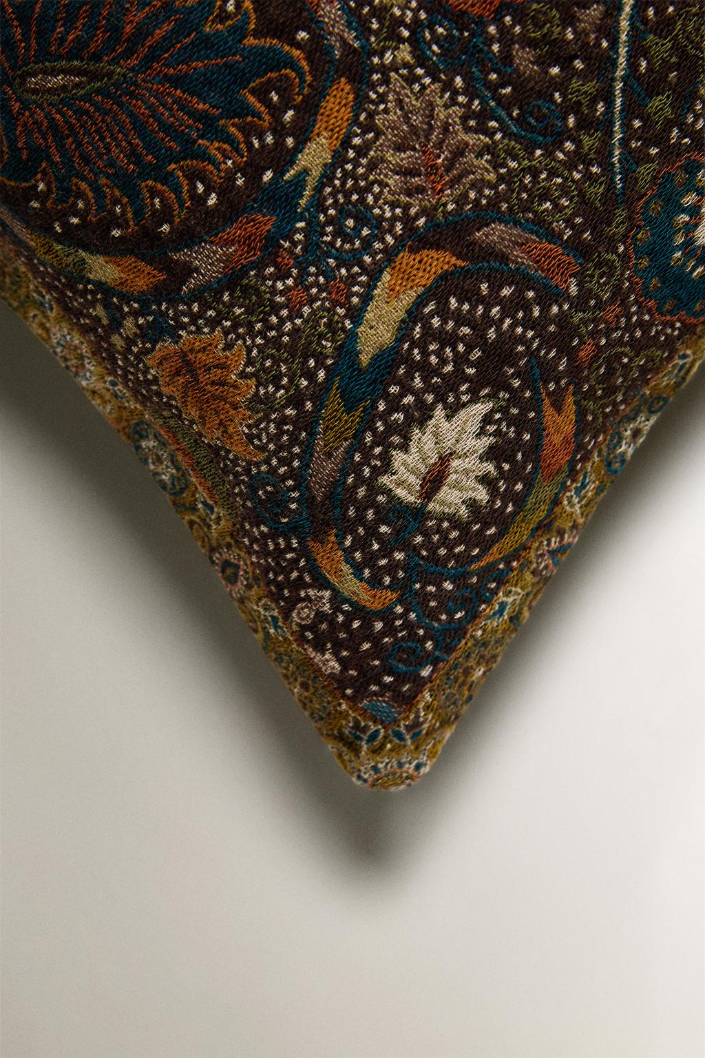 Подушка с жаккардовым цветочным узором