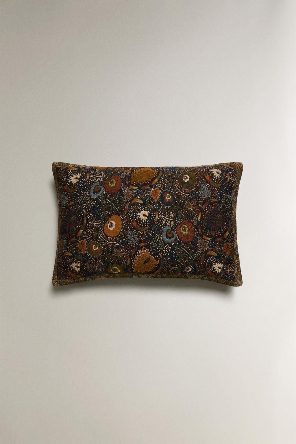 Подушка с жаккардовым цветочным узором