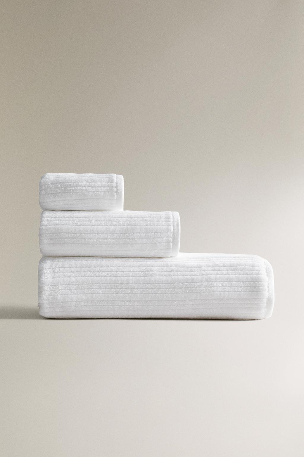 Велюровое полотенце с рельефным полосатым узором