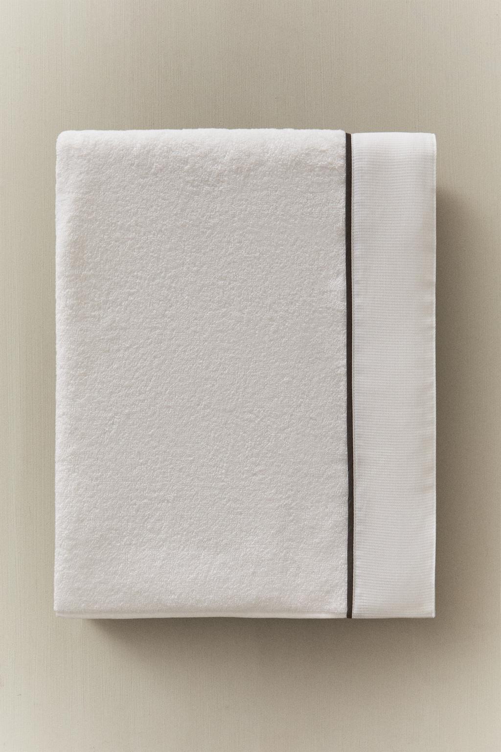 Полотенце для ванной с пике и контрастной отделкой