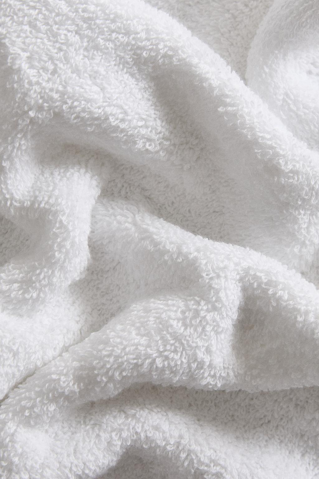 Полотенце для ванной с пике и контрастной отделкой