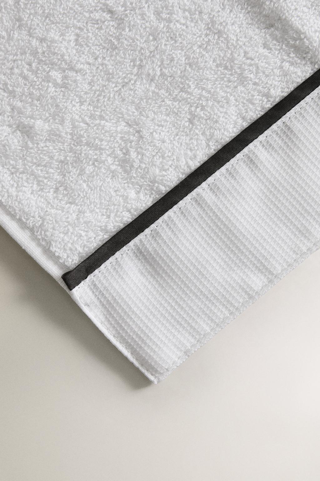 Полотенце для ванной с пике и контрастной отделкой