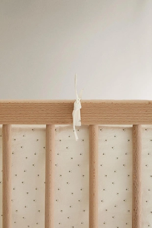 Чехол на бортик кроватки с цветочным узором- Заказать в России